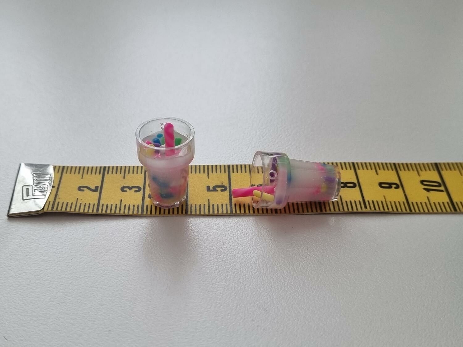 1 st drink, minidrink med strössel - Miniatyr till dockskåp, tittskåp