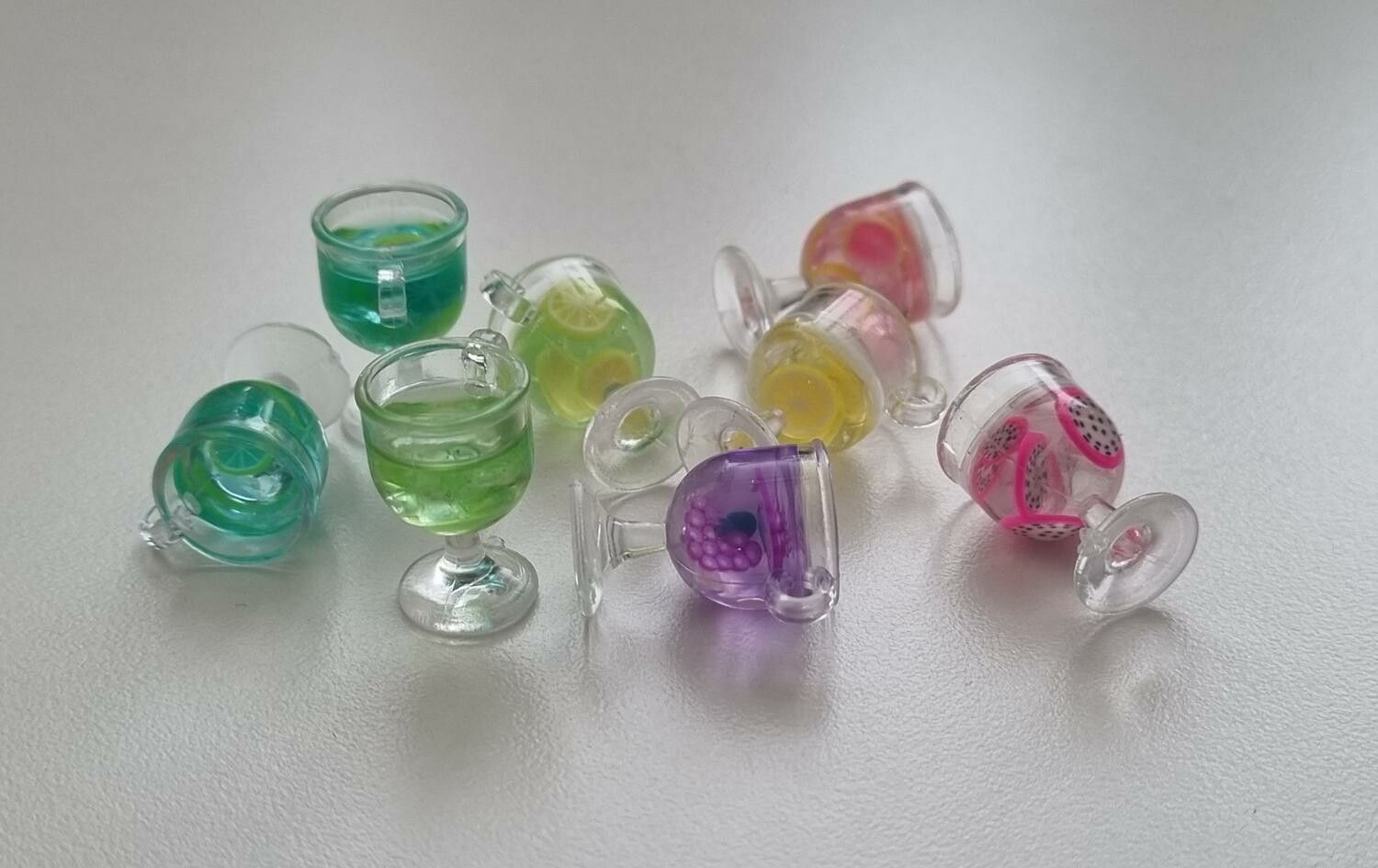 1 st drink, minidrink, miniatyr till dockskåp, tittskåp - blandade färger