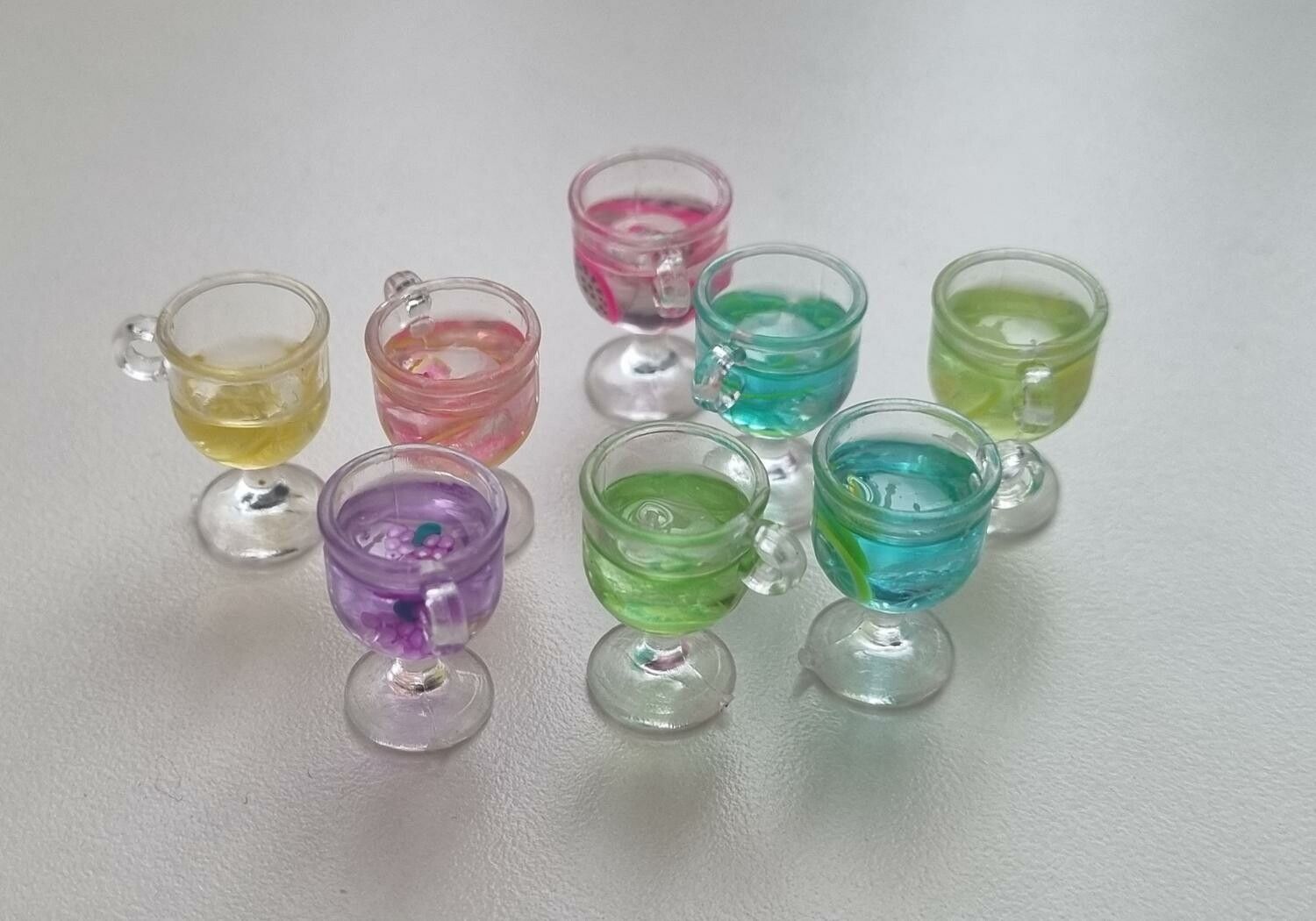 1 st drink, minidrink, miniatyr till dockskåp, tittskåp - blandade färger