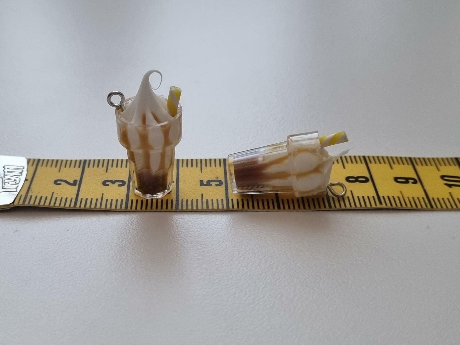 1 st glass i bägare / milkshake - miniatyr till dockskåp, tittskåp (karamell)