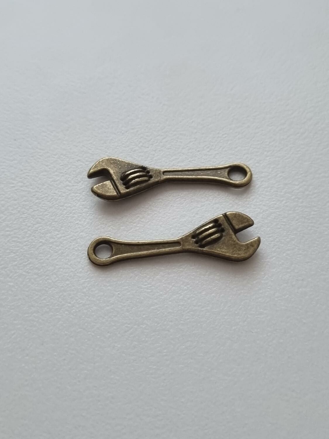 Berlocker Charms Miniatyr Skiftnyckel / skiftnycklar, 2 st bronsfärgade