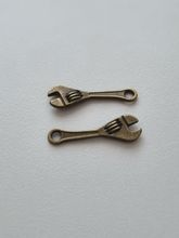 Berlocker Charms Miniatyr Skiftnyckel / skiftnycklar, 2 st bronsfärgade