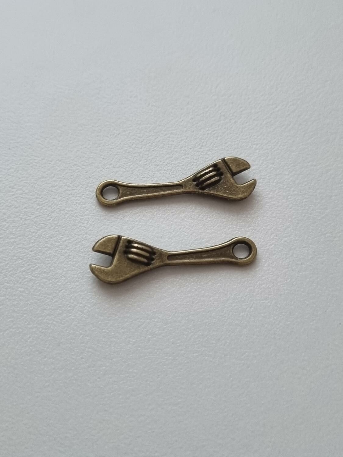 Berlocker Charms Miniatyr Skiftnyckel / skiftnycklar, 2 st bronsfärgade