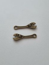 Berlocker Charms Miniatyr Skiftnyckel / skiftnycklar, 2 st bronsfärgade