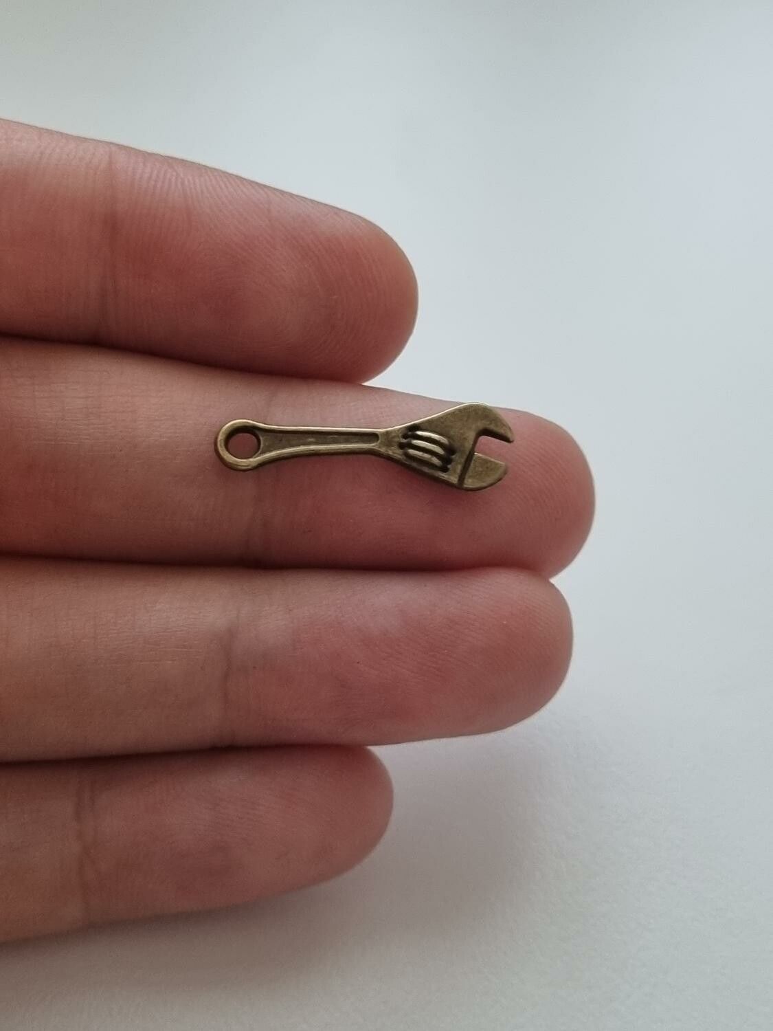 Berlocker Charms Miniatyr Skiftnyckel / skiftnycklar, 2 st bronsfärgade