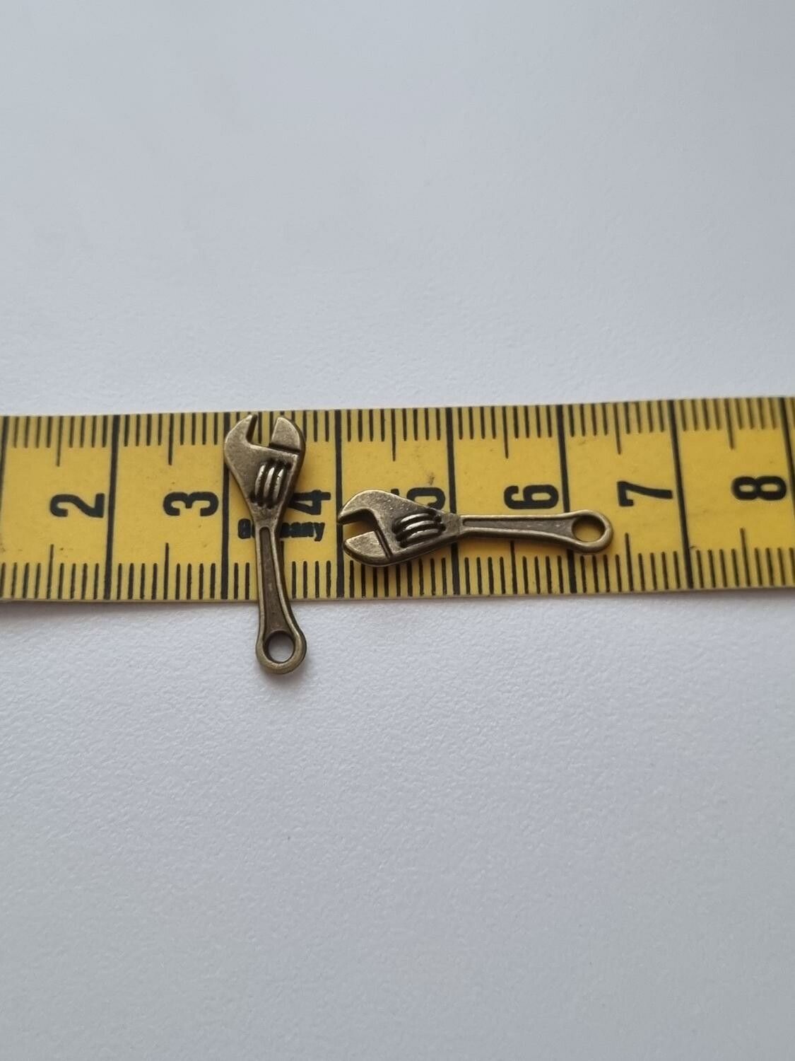 Berlocker Charms Miniatyr Skiftnyckel / skiftnycklar, 2 st bronsfärgade