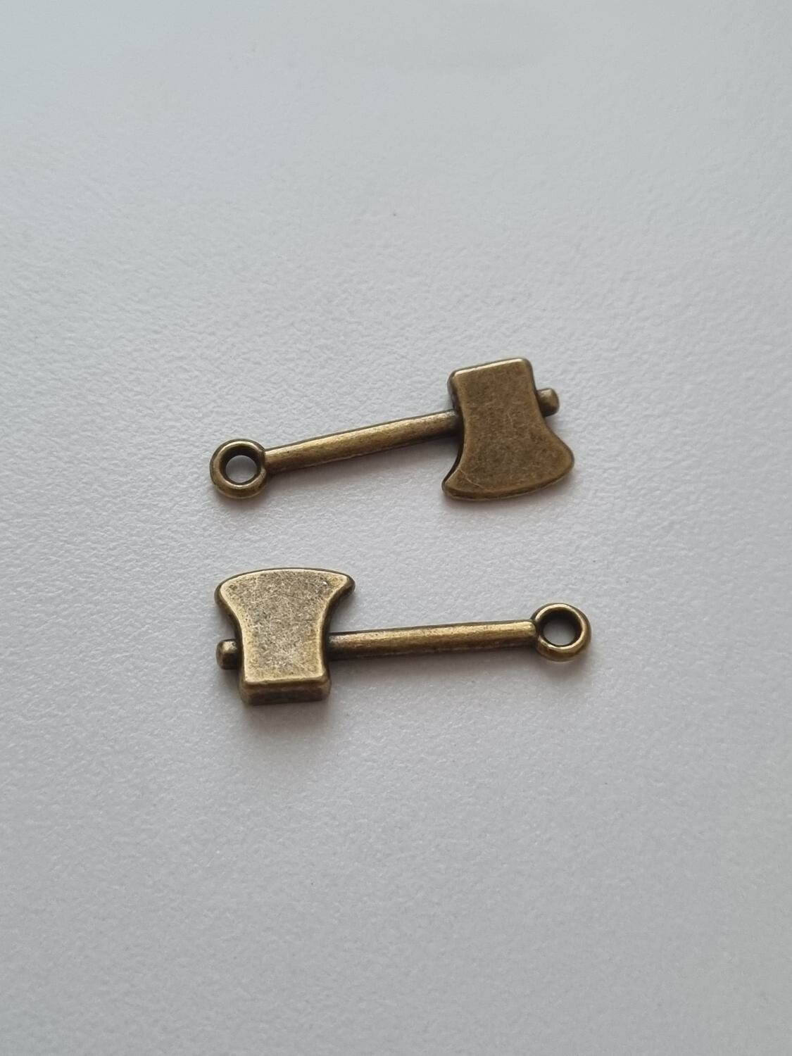Berlocker Charms Miniatyr Yxa / yxor, 2 st bronsfärgade