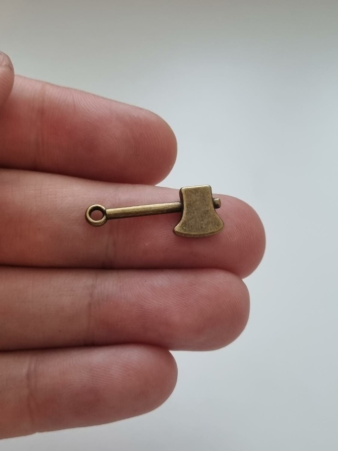 Berlocker Charms Miniatyr Yxa / yxor, 2 st bronsfärgade