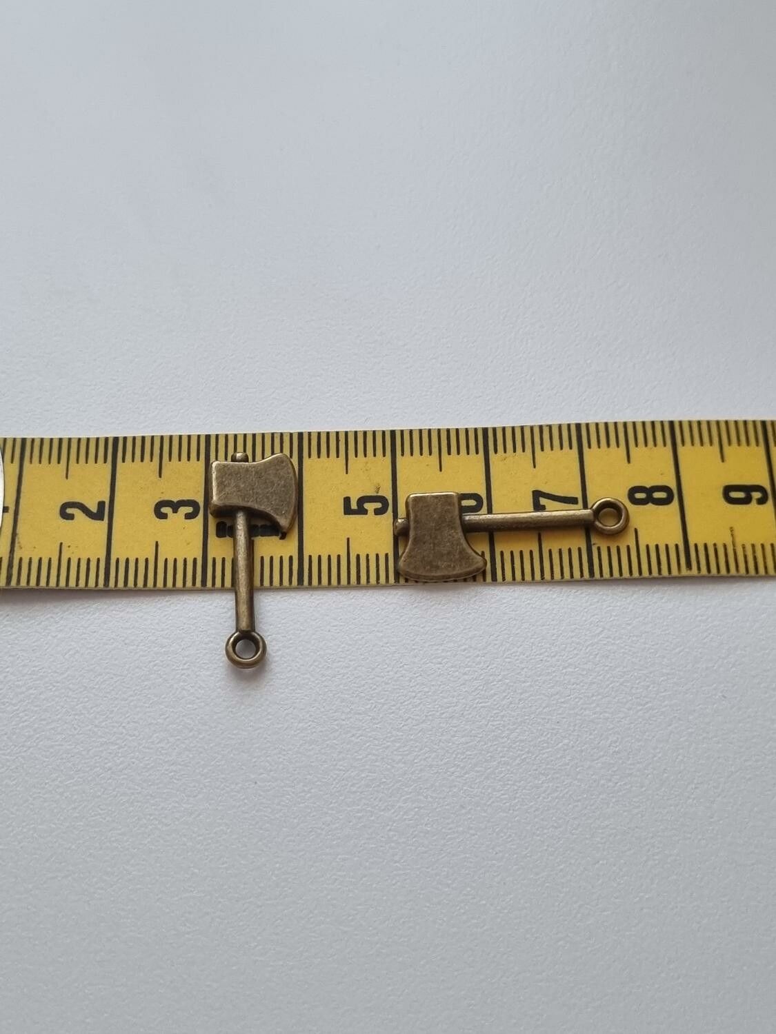 Berlocker Charms Miniatyr Yxa / yxor, 2 st bronsfärgade