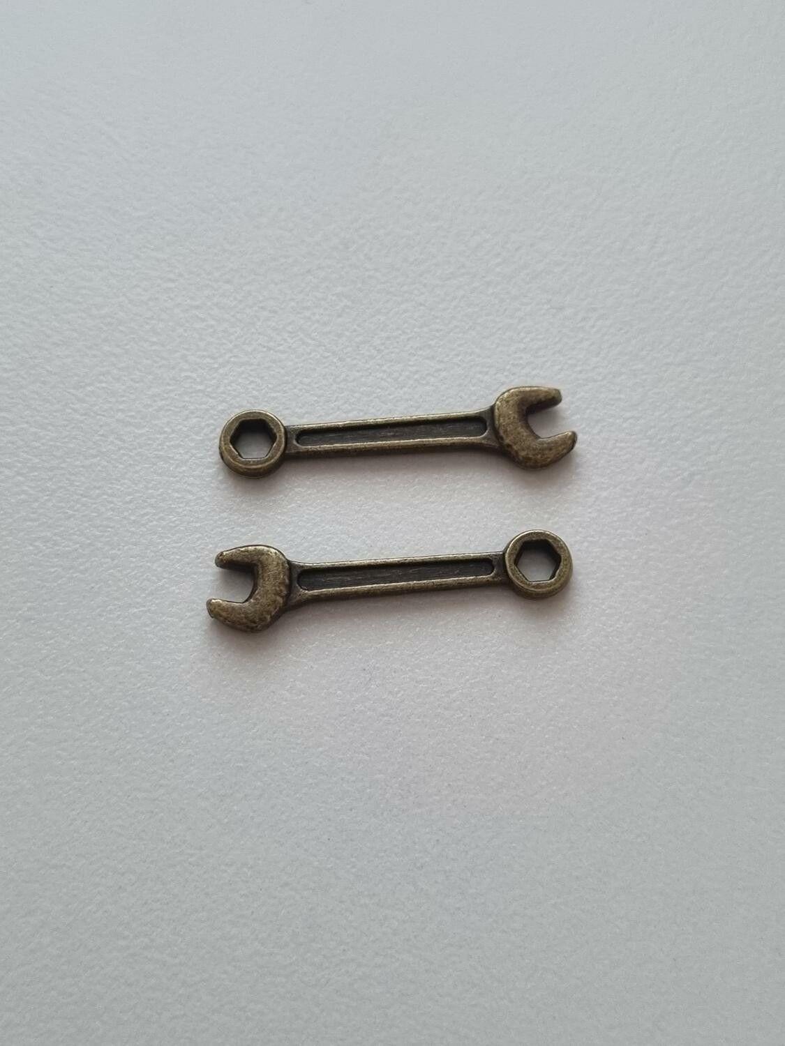 Berlocker Charms Miniatyr Skiftnyckel / Skiftnycklar, 2 st bronsfärgade