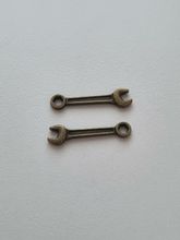 Berlocker Charms Miniatyr Skiftnyckel / Skiftnycklar, 2 st bronsfärgade