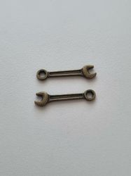 Berlocker Charms Miniatyr Skiftnyckel / Skiftnycklar, 2 st bronsfärgade