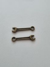 Berlocker Charms Miniatyr Skiftnyckel / Skiftnycklar, 2 st bronsfärgade