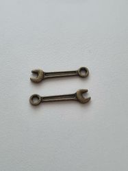 Berlocker Charms Miniatyr Skiftnyckel / Skiftnycklar, 2 st bronsfärgade