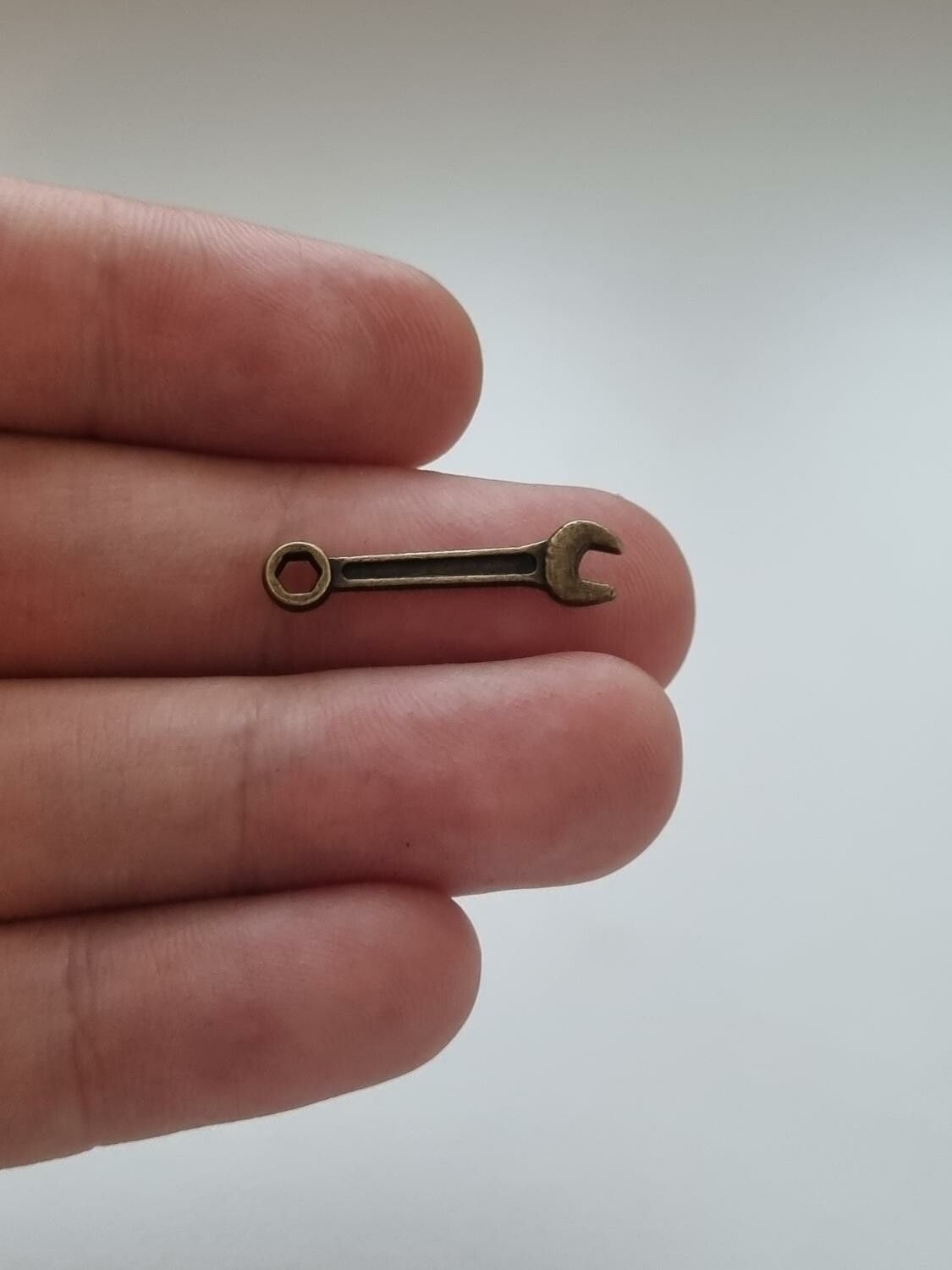 Berlocker Charms Miniatyr Skiftnyckel / Skiftnycklar, 2 st bronsfärgade