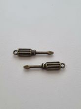 Berlocker Charms Miniatyr Skruvmejsel / skruvmejslar, 2 st bronsfärgade