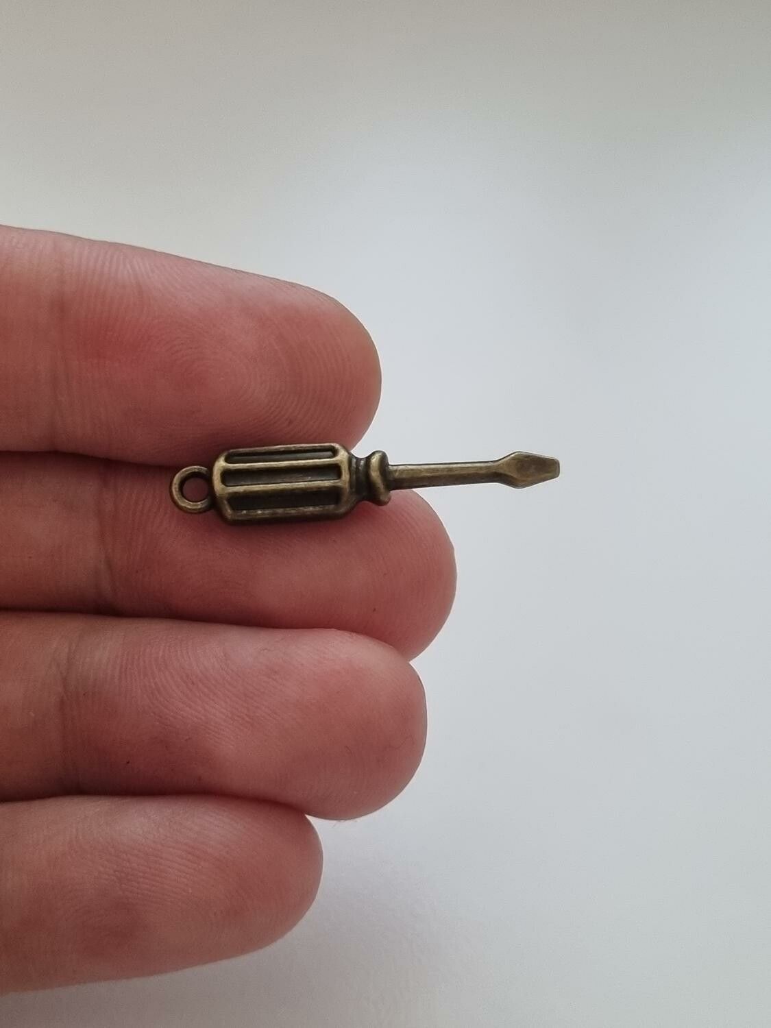 Berlocker Charms Miniatyr Skruvmejsel / skruvmejslar, 2 st bronsfärgade