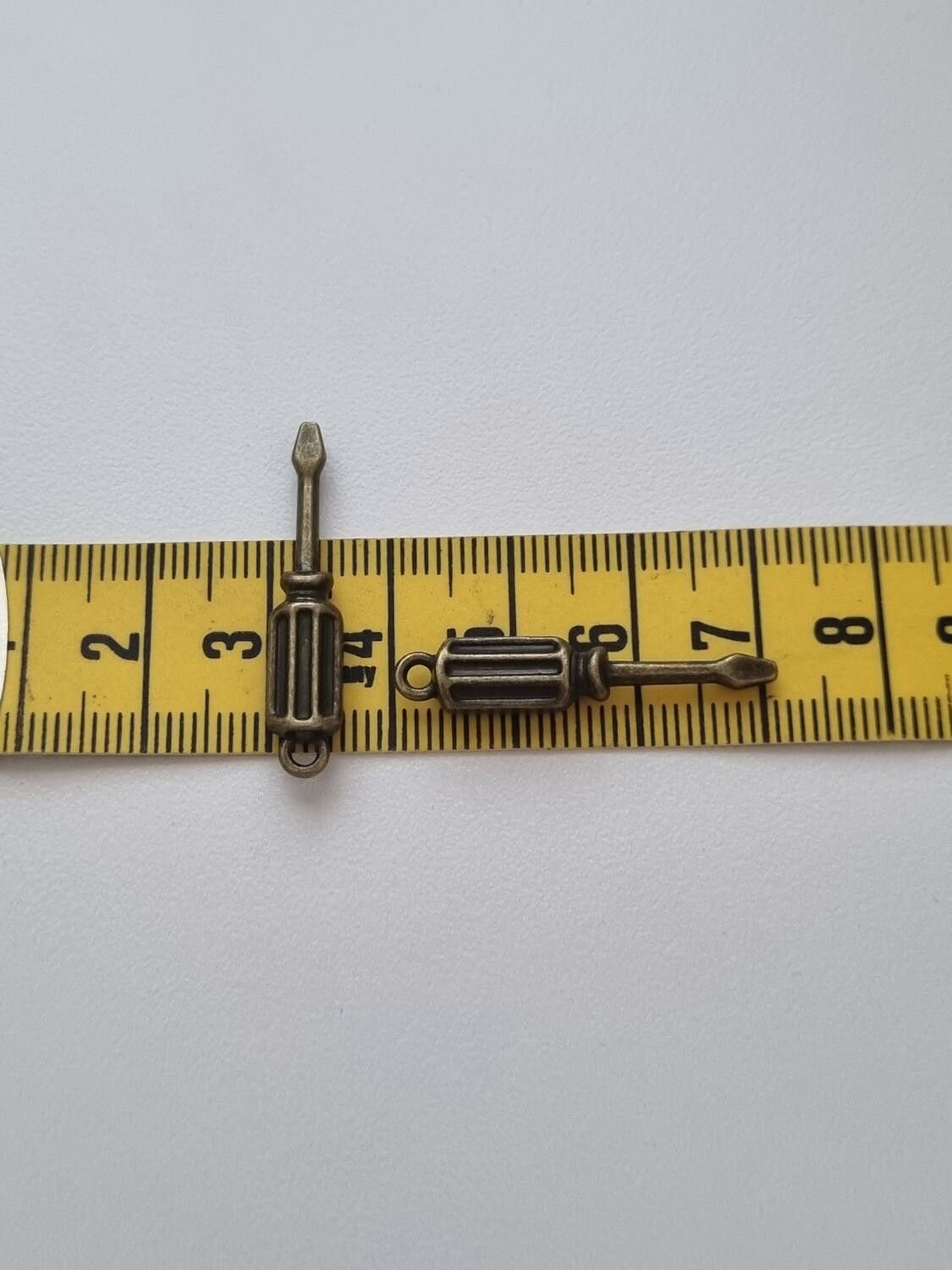 Berlocker Charms Miniatyr Skruvmejsel / skruvmejslar, 2 st bronsfärgade