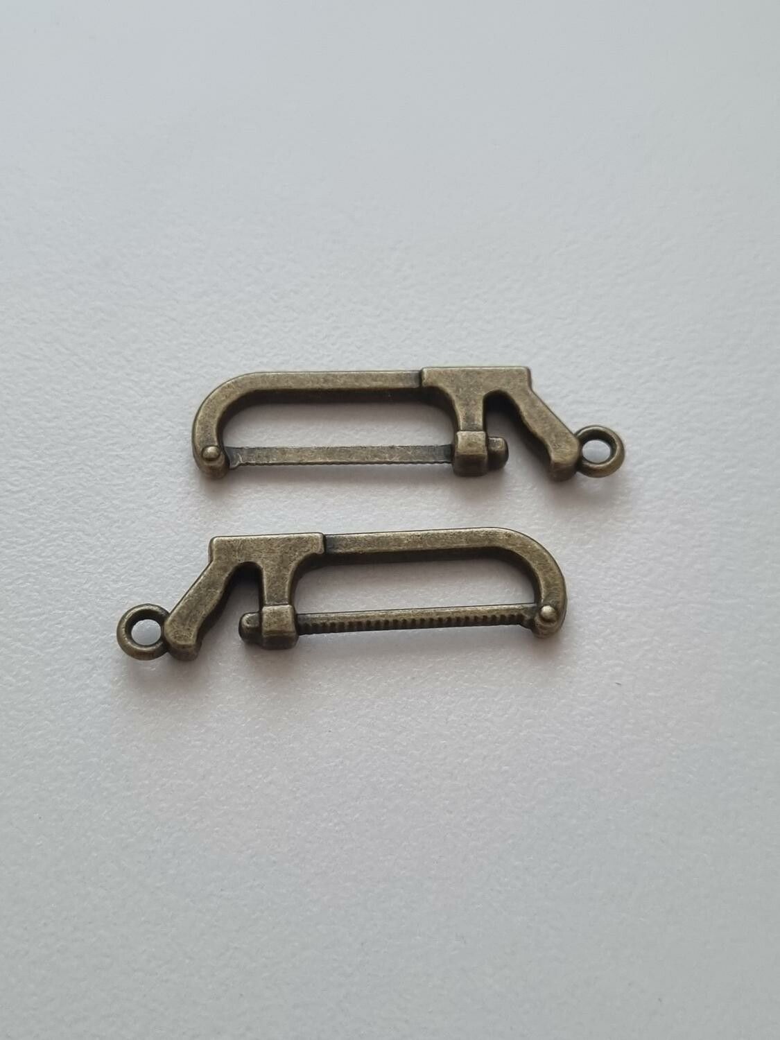 Berlocker Charms Miniatyr Bågfil, 2 st bronsfärgade