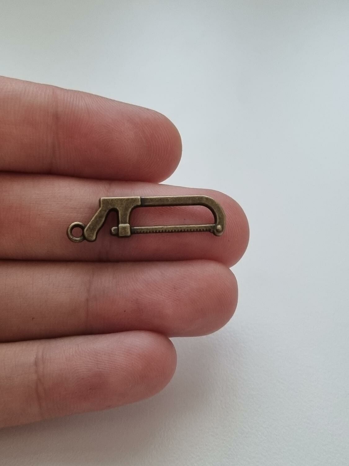 Berlocker Charms Miniatyr Bågfil, 2 st bronsfärgade