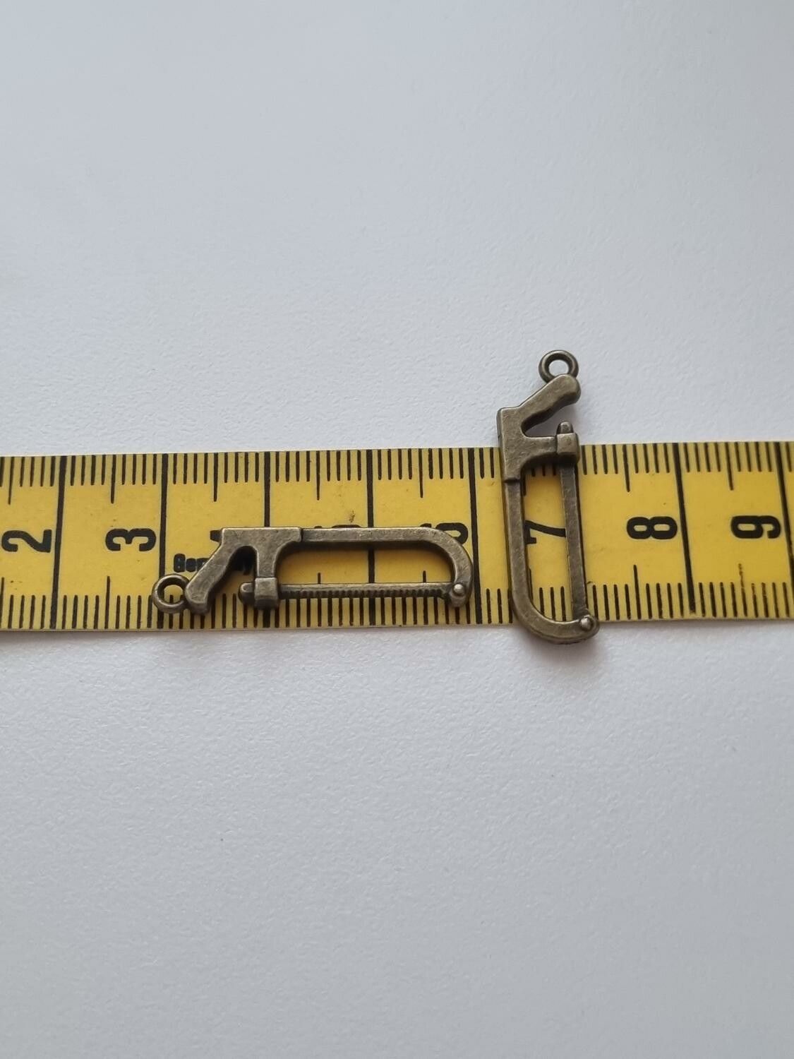 Berlocker Charms Miniatyr Bågfil, 2 st bronsfärgade