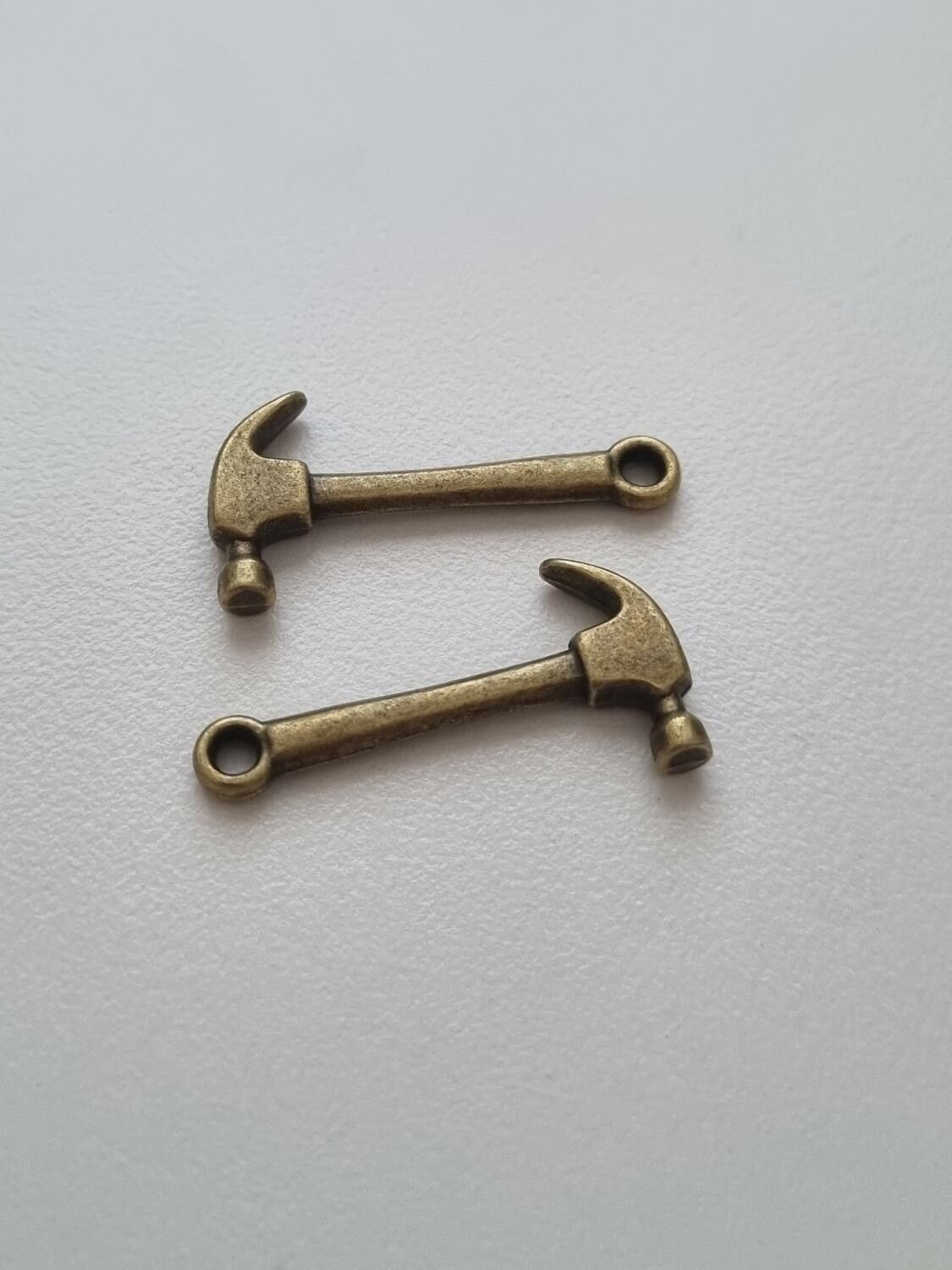 Berlocker Charms Miniatyr Hammare, 2 st bronsfärgade