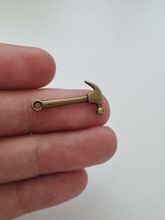 Berlocker Charms Miniatyr Hammare, 2 st bronsfärgade