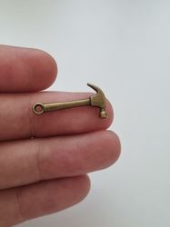 Berlocker Charms Miniatyr Hammare, 2 st bronsfärgade
