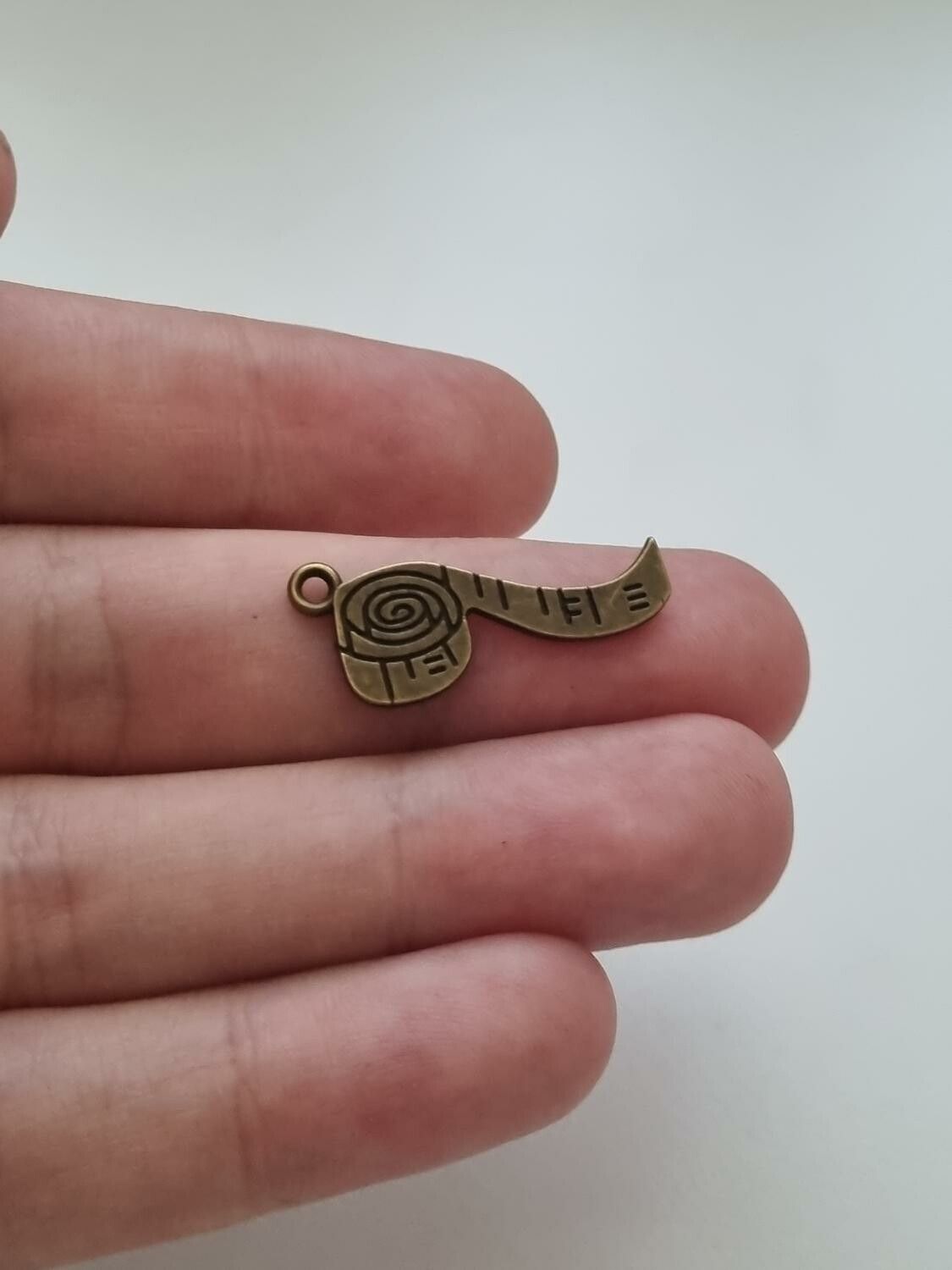 Berlocker Charms Miniatyr måttband, 2 st bronsfärgade