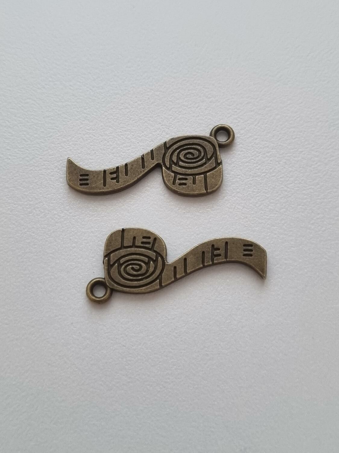 Berlocker Charms Miniatyr måttband, 2 st bronsfärgade