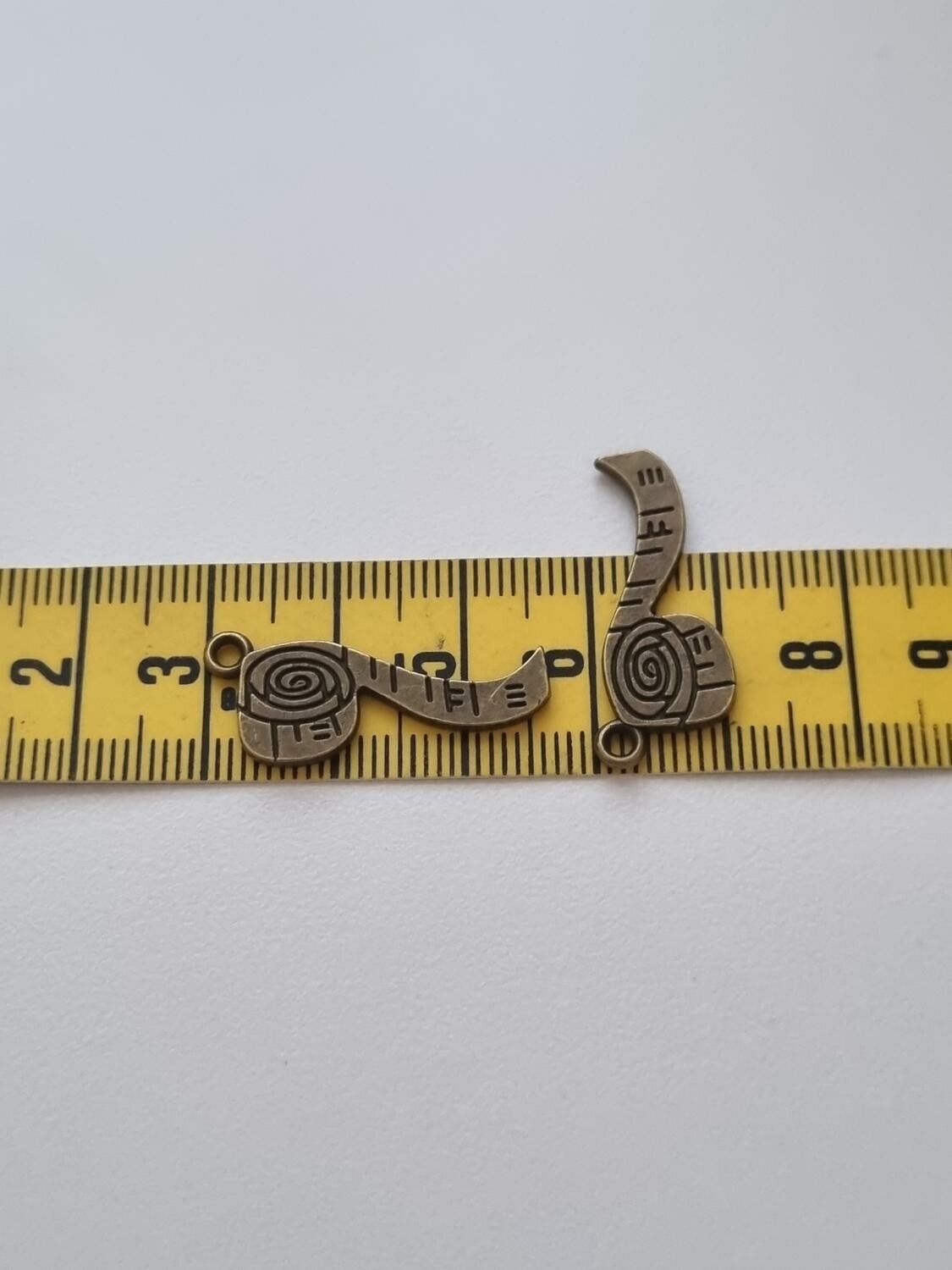 Berlocker Charms Miniatyr måttband, 2 st bronsfärgade