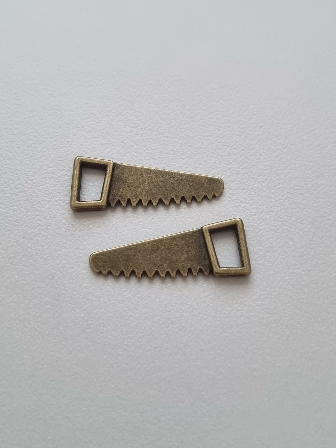 Berlocker Charms Miniatyr såg / sågar, 2 st bronsfärgade