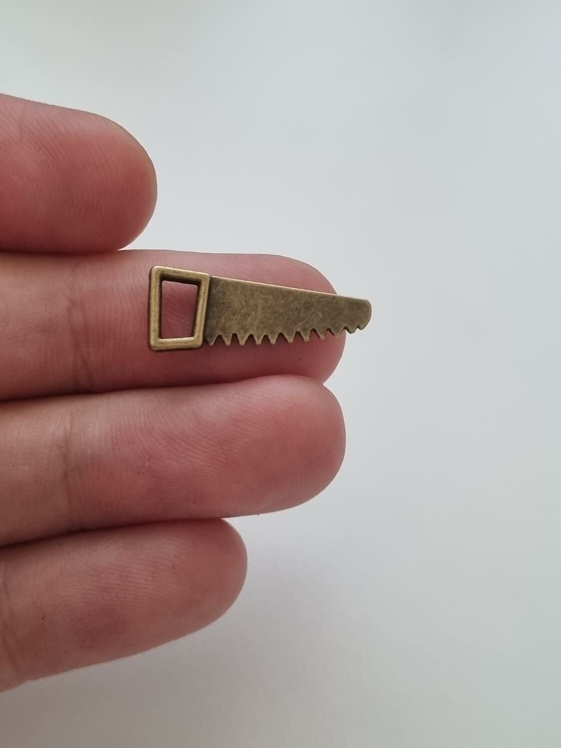 Berlocker Charms Miniatyr såg / sågar, 2 st bronsfärgade