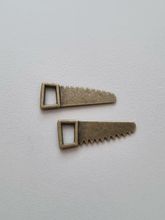 Berlocker Charms Miniatyr såg / sågar, 2 st bronsfärgade