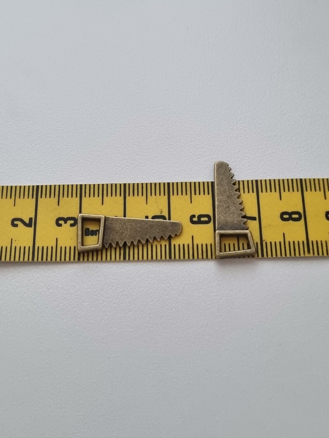 Berlocker Charms Miniatyr såg / sågar, 2 st bronsfärgade