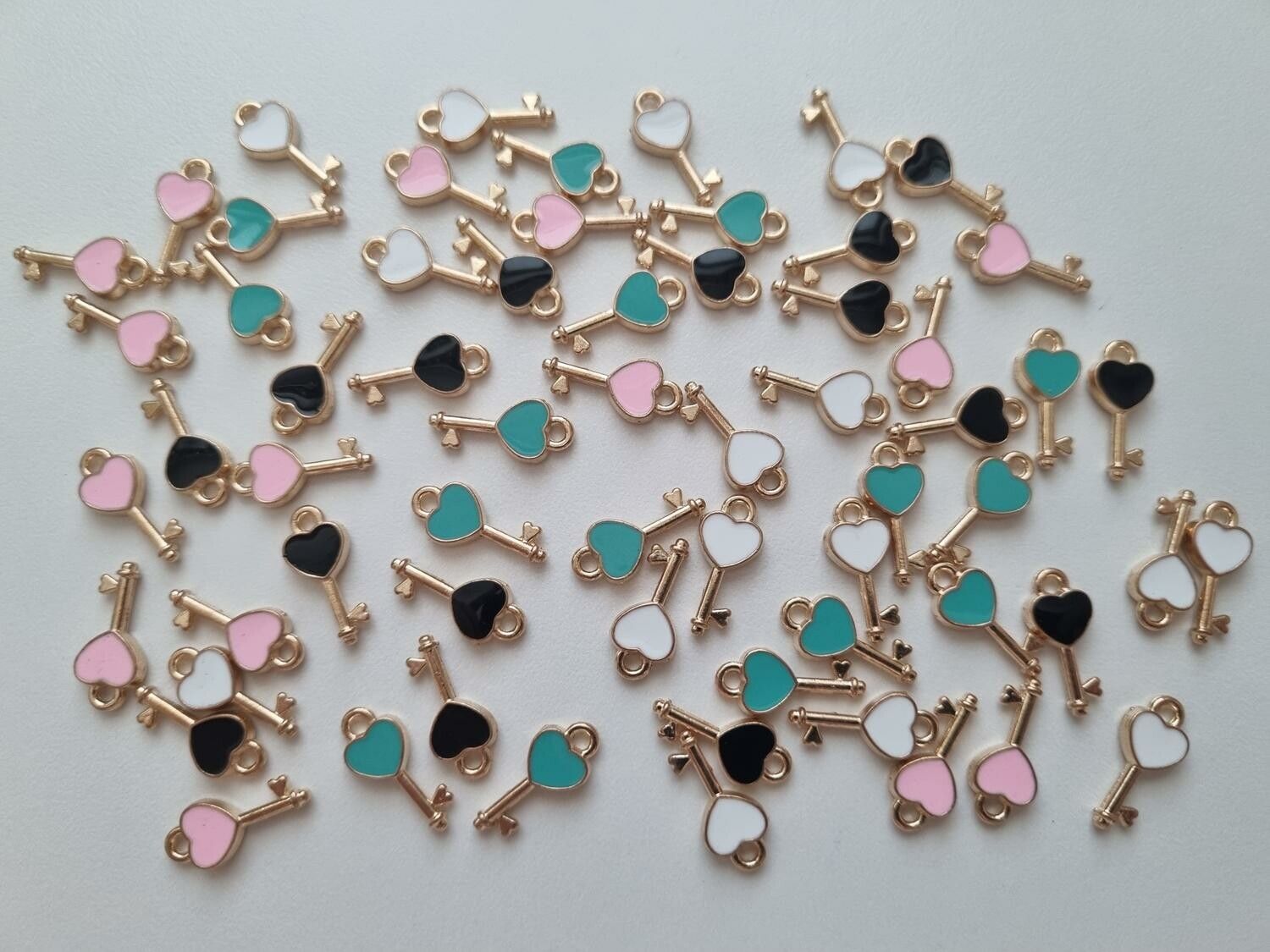 10 st nycklar, emaljerade hängen charms i blandade färger