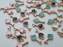 10 st nycklar, emaljerade hängen charms i blandade färger