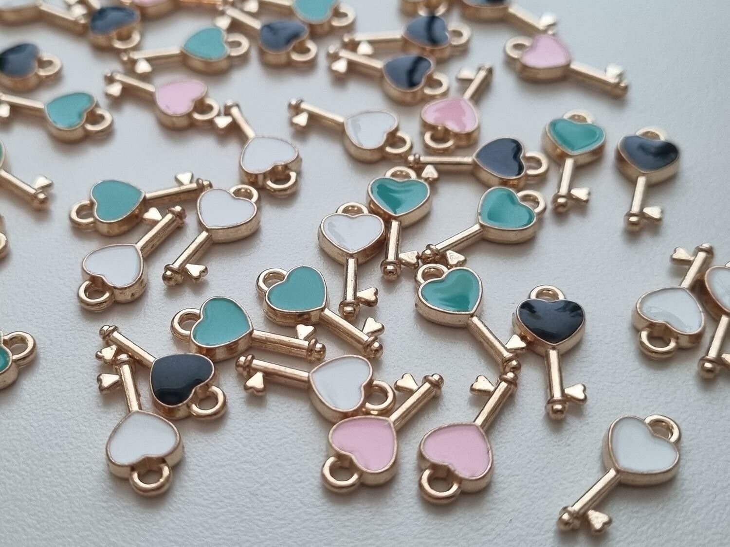 10 st nycklar, emaljerade hängen charms i blandade färger