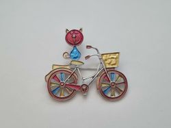1 st detaljrik brosch hänge - Katt på cykel (rött ansikte)