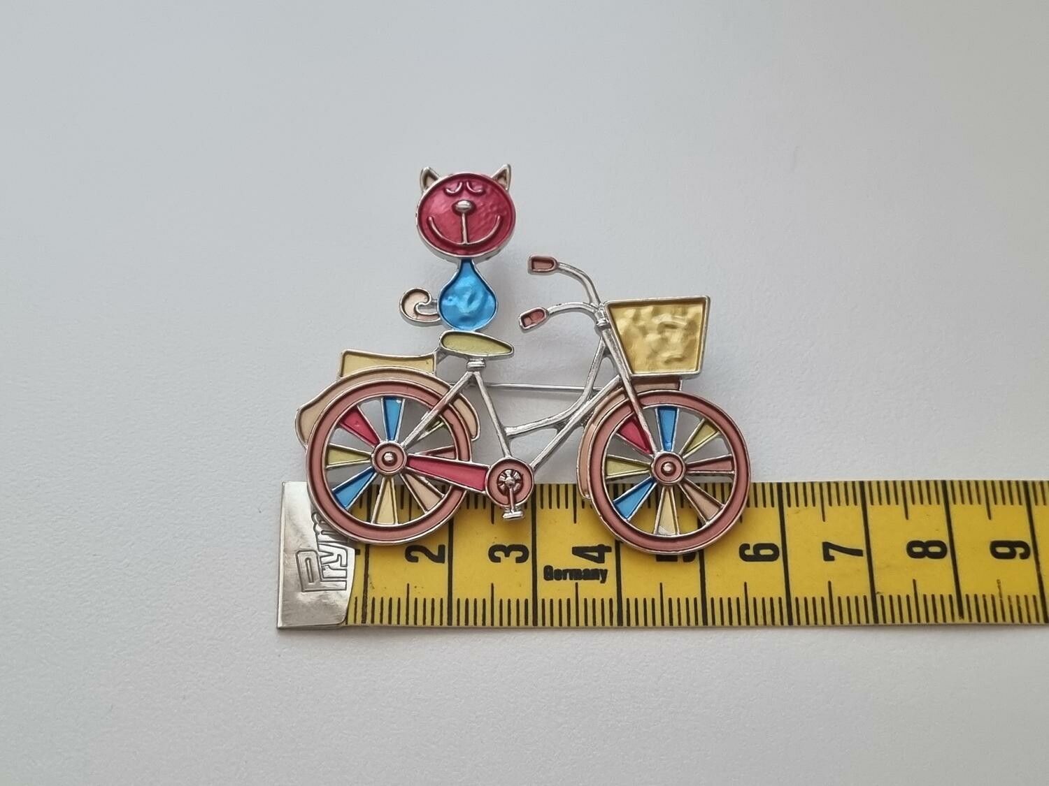 1 st detaljrik brosch hänge - Katt på cykel (rött ansikte)
