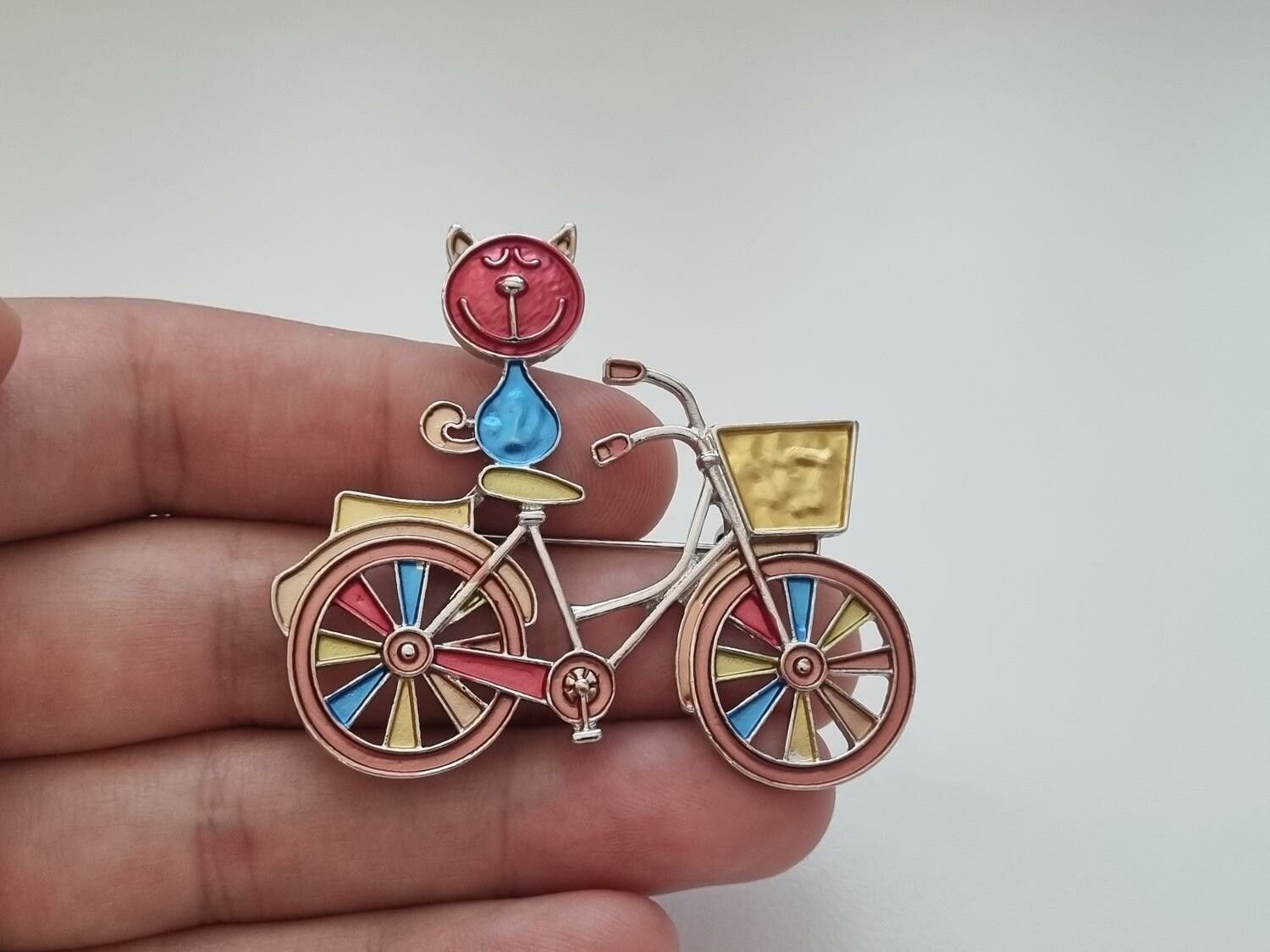 1 st detaljrik brosch hänge - Katt på cykel (rött ansikte)