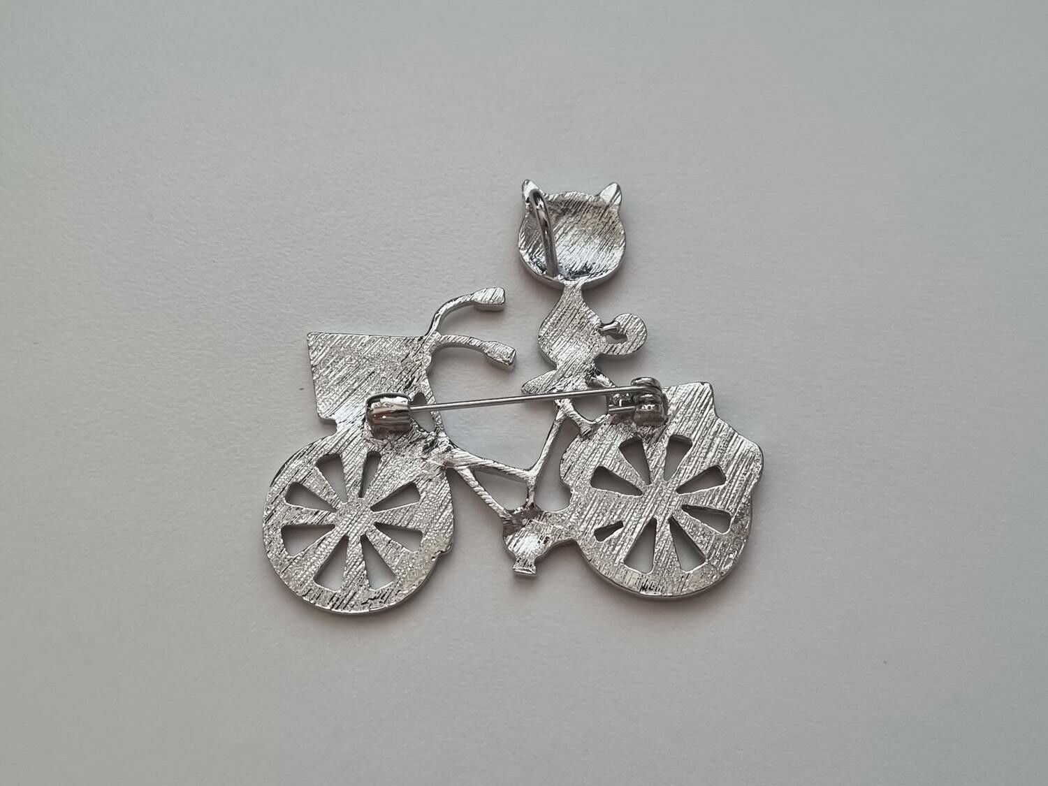 1 st detaljrik brosch hänge - Katt på cykel (rött ansikte)