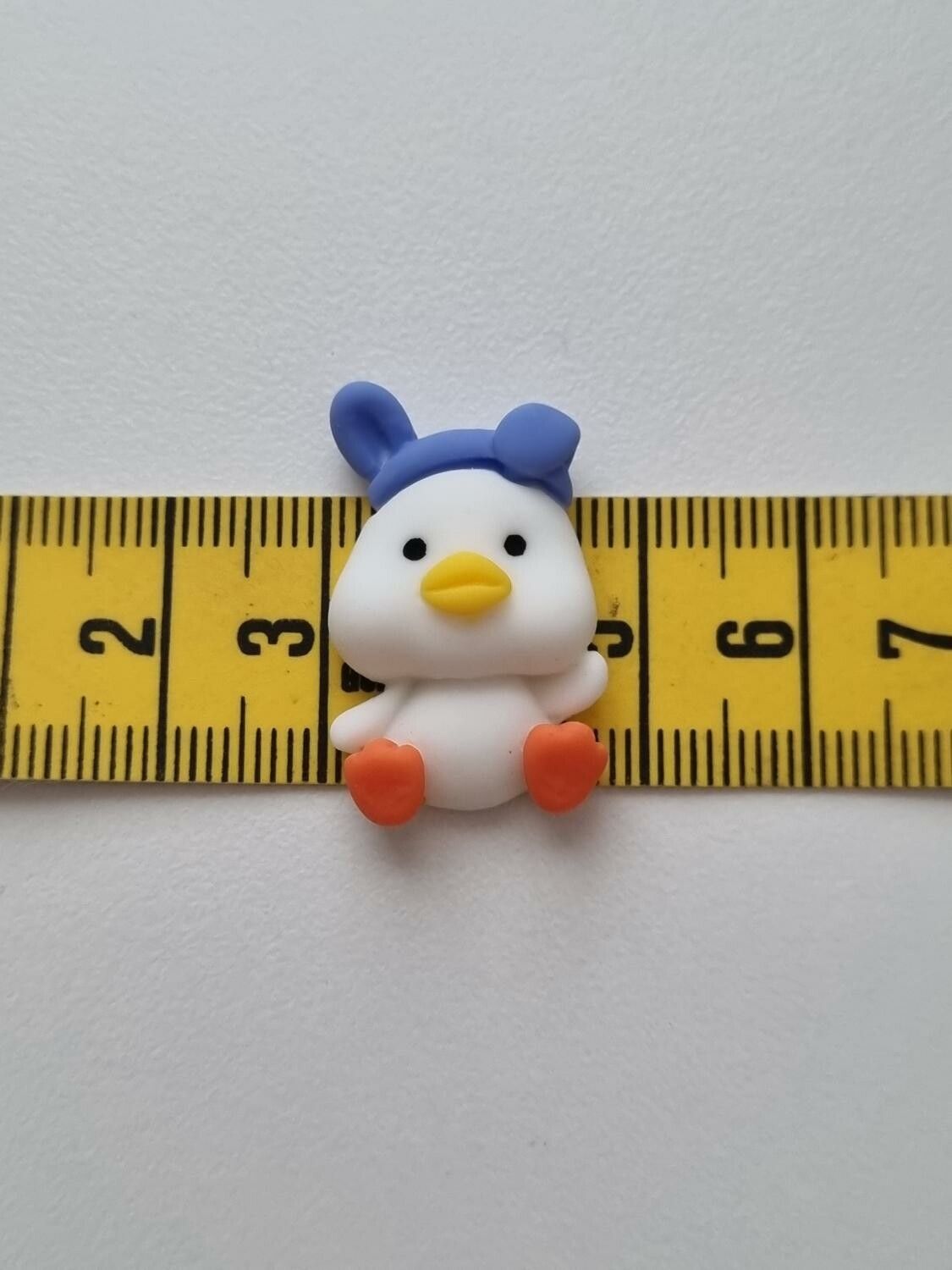 Miniatyr anka med rosett, miniatyranka (2,6 cm hög)