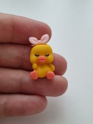 Miniatyr anka med rosett, miniatyranka (2,6 cm hög)