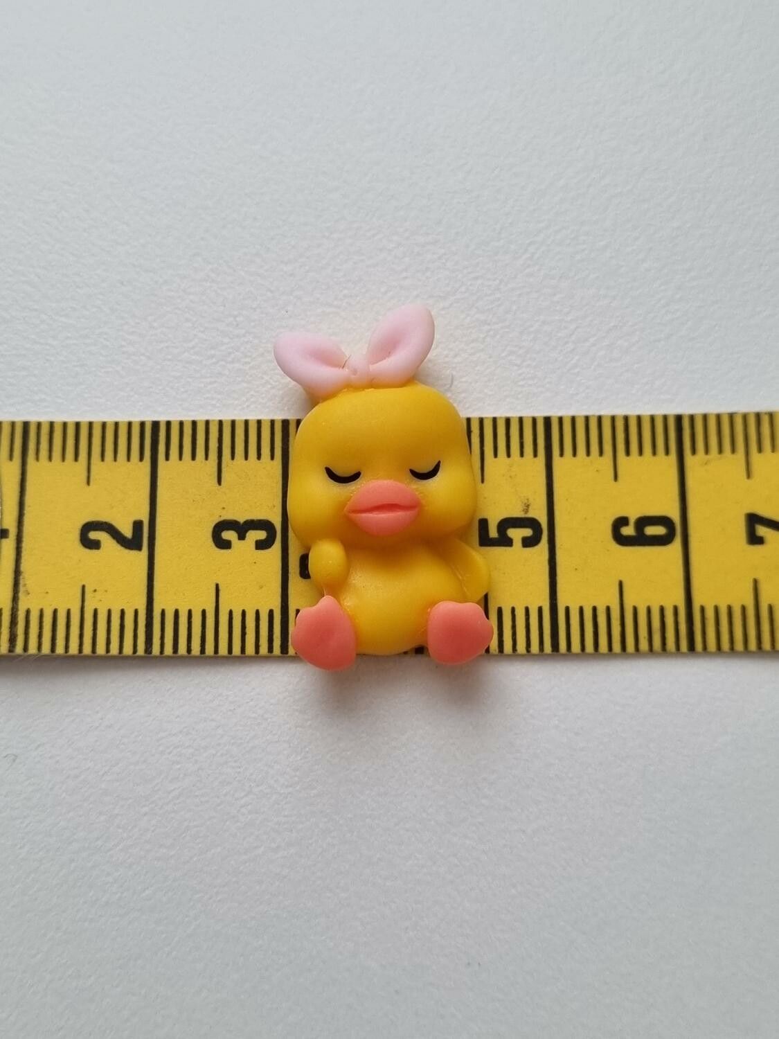 Miniatyr anka med rosett, miniatyranka (2,6 cm hög)