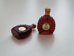 XO cognac, cognacflaskor, miniatyrer till dockskåp, tittskåp (2 st, bruna)