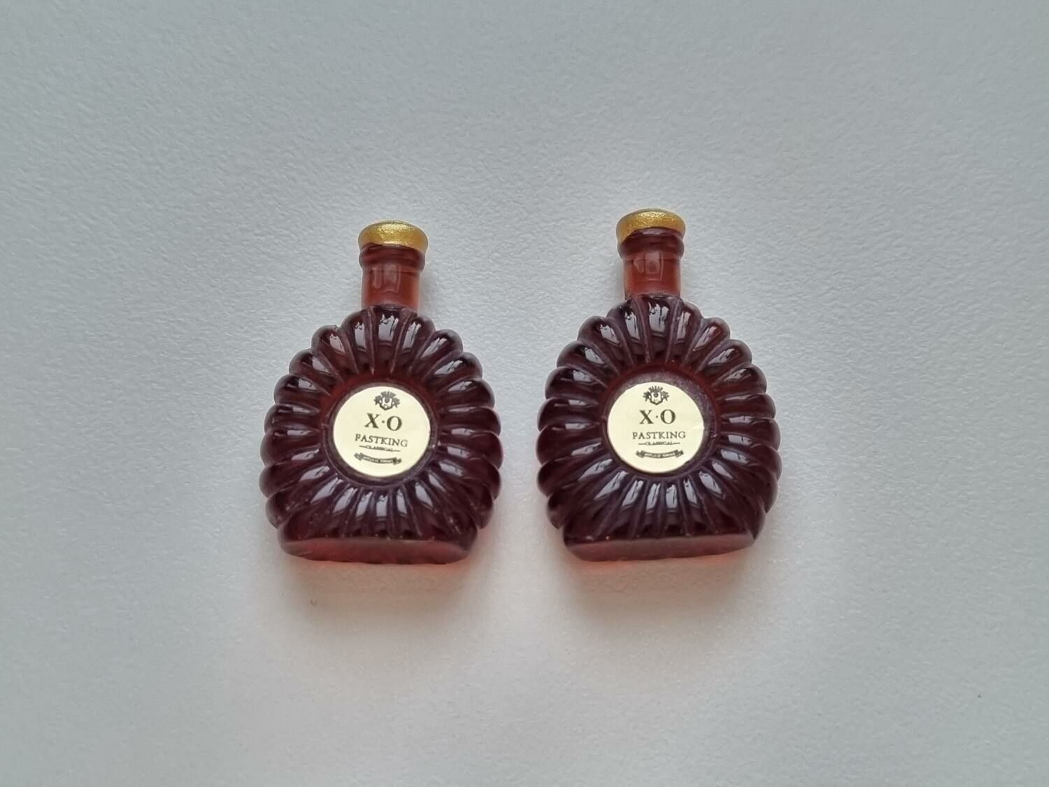 XO cognac, cognacflaskor, miniatyrer till dockskåp, tittskåp (2 st, bruna)