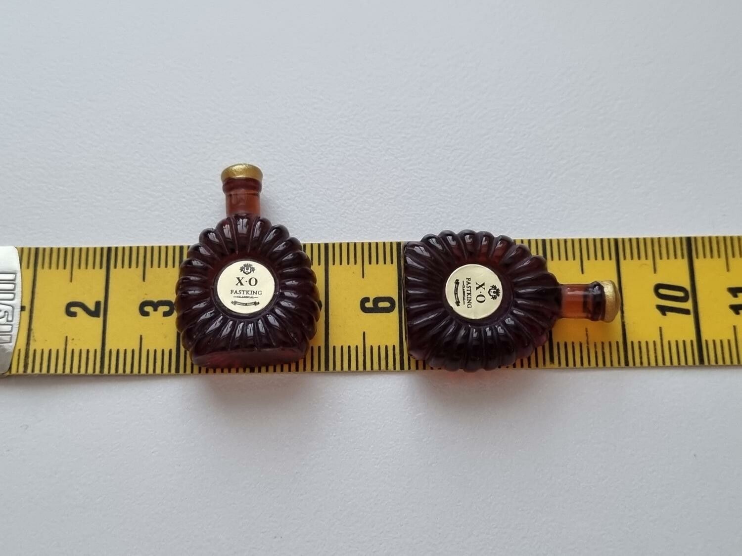 XO cognac, cognacflaskor, miniatyrer till dockskåp, tittskåp (2 st, bruna)
