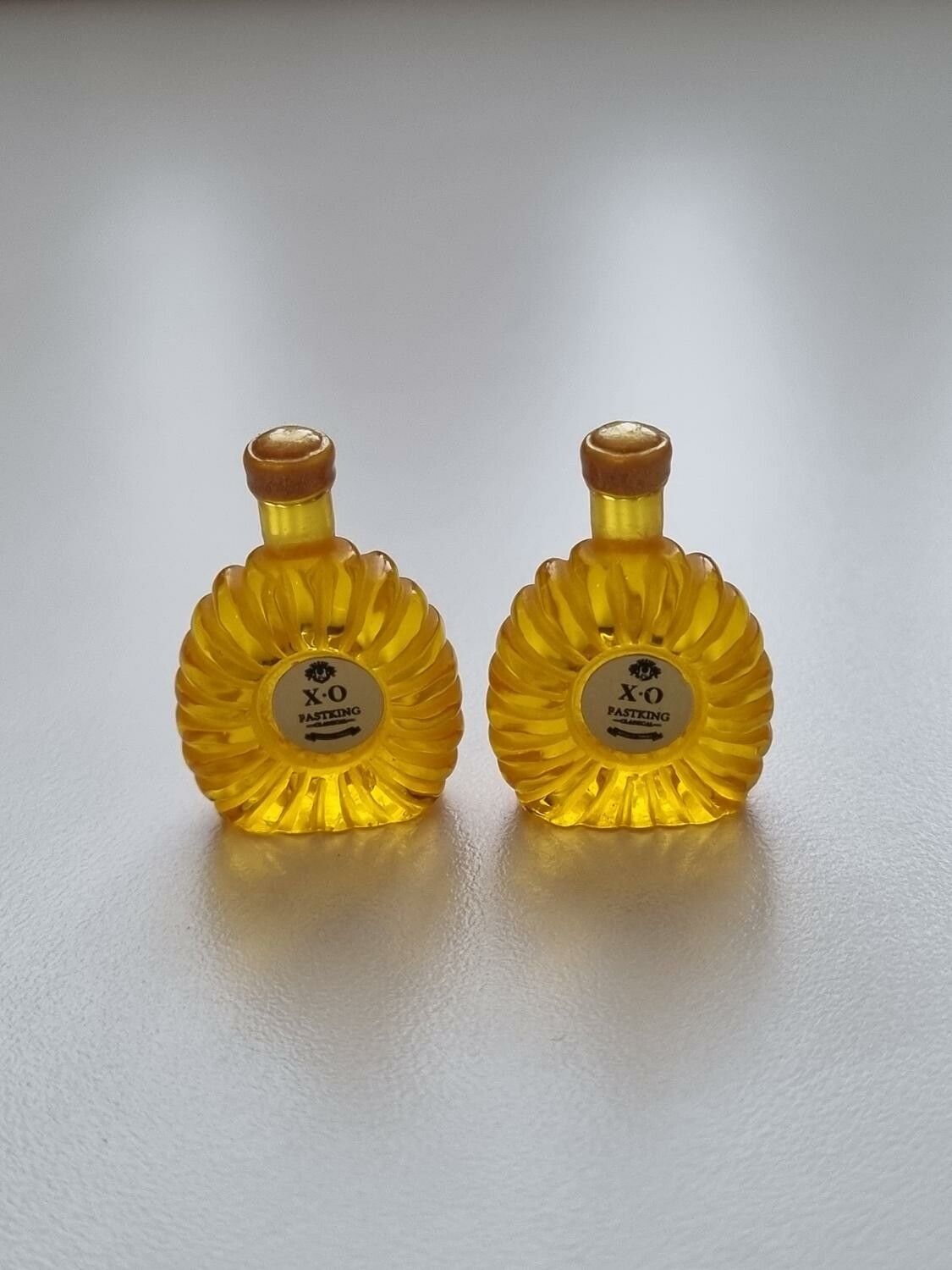 XO cognac, cognacflaskor, miniatyrer till dockskåp, tittskåp (2 st, orange/gul)