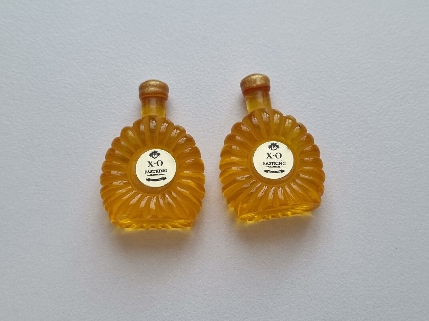 XO cognac, cognacflaskor, miniatyrer till dockskåp, tittskåp (2 st, orange/gul)